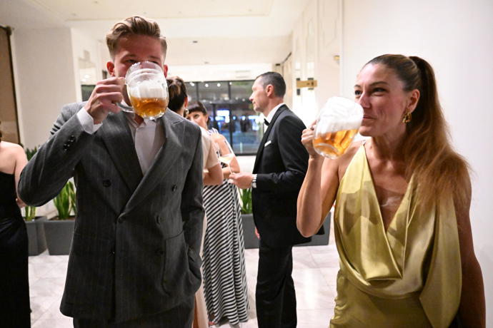 FOTO: Eva Decroix a její asitent s pivem. – stránka 8