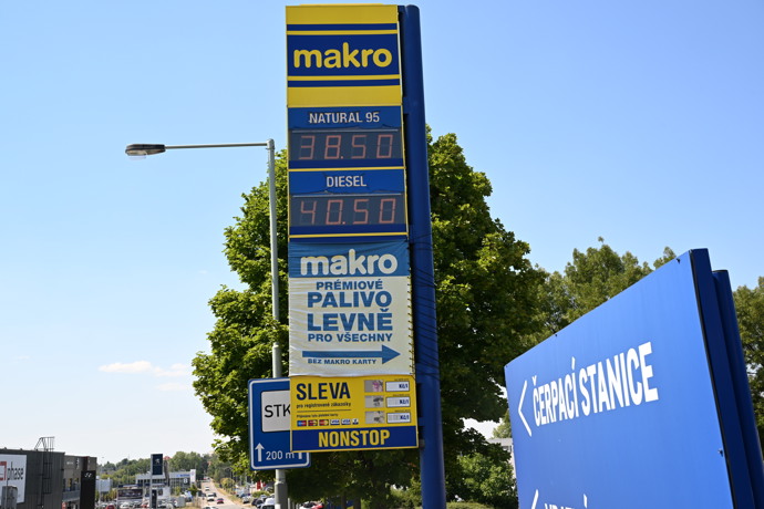 FOTO: Jeden z nejlevnějších průjezdů. Na čerpací stanici Makro stojí benzin 38,50 Kč a nafta 40,50 Kč. – stránka 9