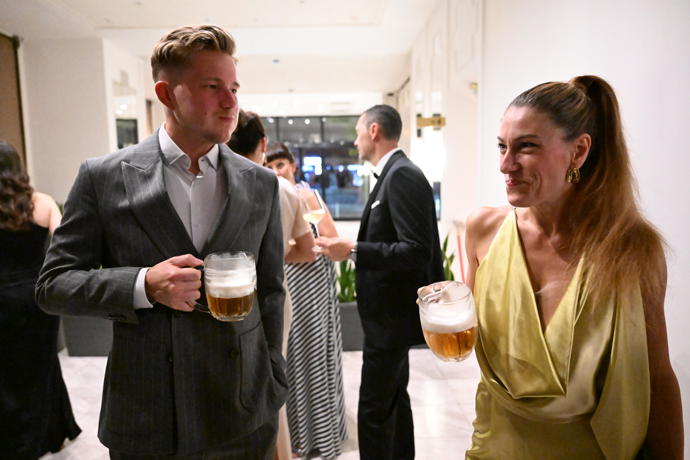 FOTO: Eva Decroix a Jan Fiala si dali pivo. – stránka 7