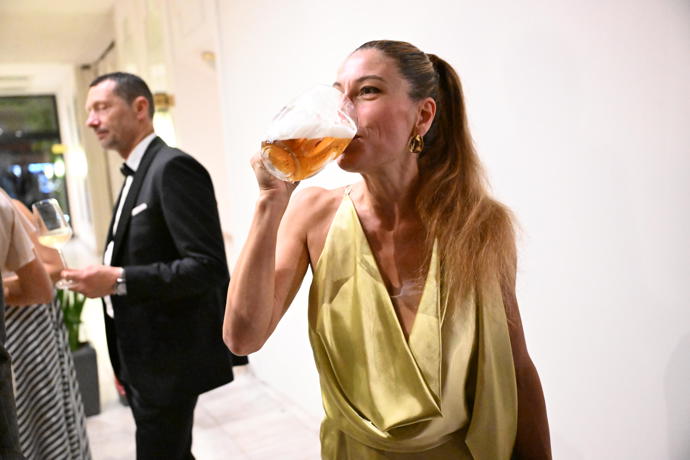 FOTO: Eva Decroix s pivem. – stránka 6