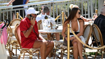 FOTO: Podnikatel musel řešit neodkladné hovory a Kačenka se začala trochu nudit.