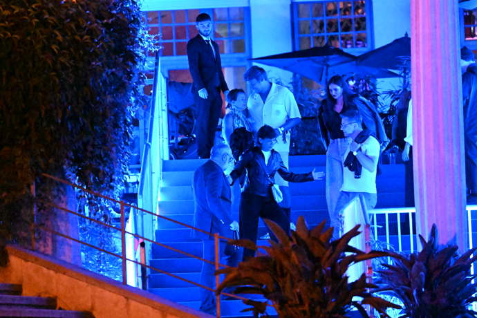 FOTO: Manželé Dykovi při odchodu z party. – stránka 103