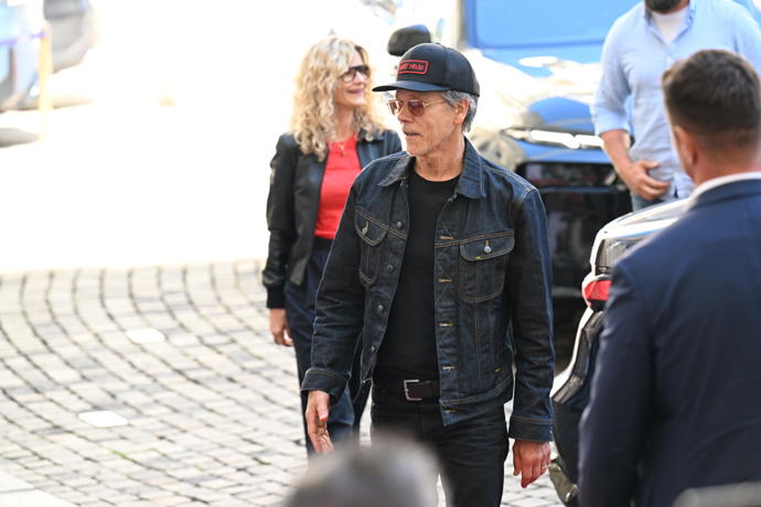 FOTO: Hvězdný herec Kevin Bacon dorazil do Varů spolu se svou ženou Kyrou Sedgwick a dětmi. – stránka 28