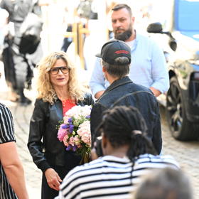 Kyra Sedgwick dostala krásnou kytici.