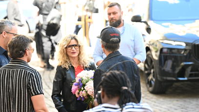 FOTO: Kyra Sedgwick dostala krásnou kytici.