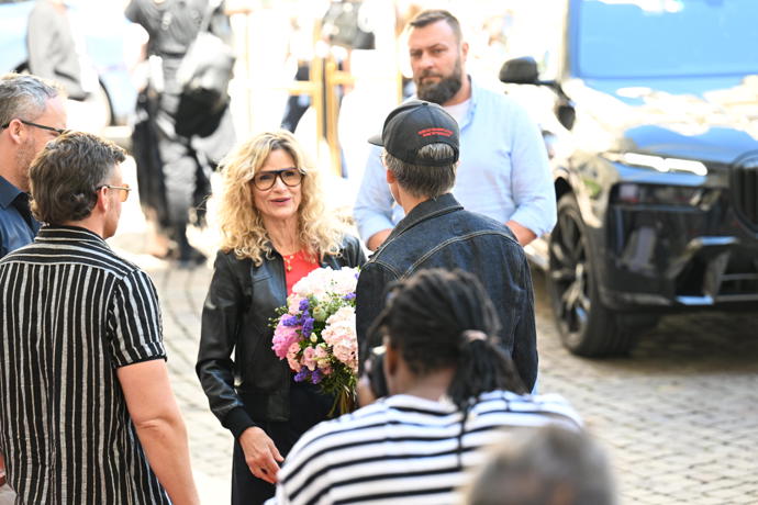 FOTO: Kyra Sedgwick dostala krásnou kytici. – stránka 24