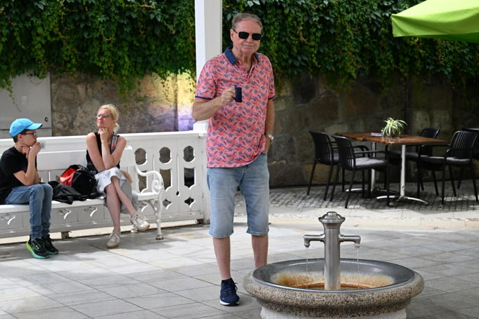 FOTO: Petr Jančařík vypadal, že mu voda chutná. – stránka 760