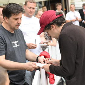 Jesse Eisenberg v obležení českých fanoušků.