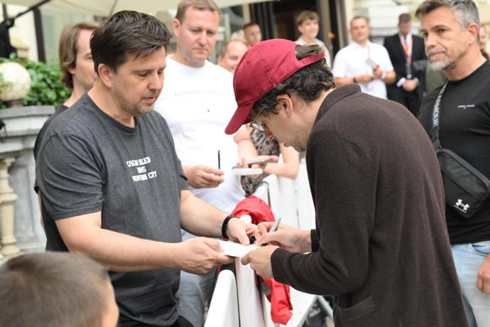 FOTO: Jesse Eisenberg v obležení českých fanoušků. – stránka 505