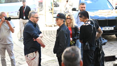 FOTO: Kevin Bacon s Kyrou Sedgwick a Travisem Baconem přijeli před Pupp.