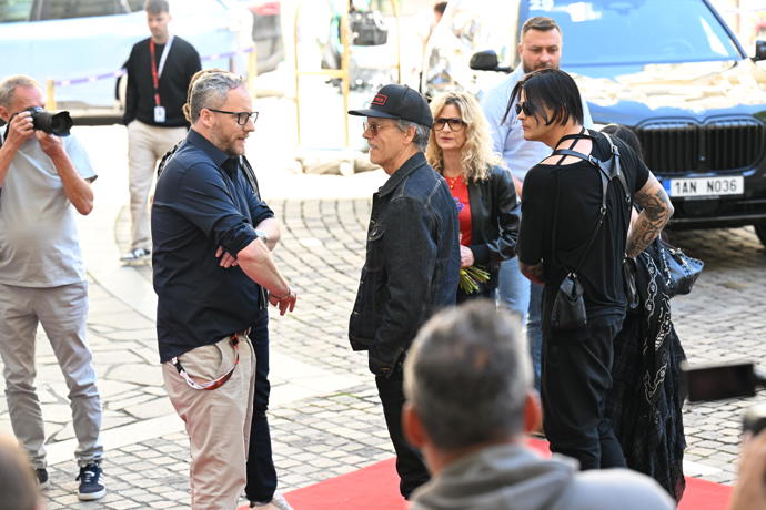 FOTO: Kevin Bacon s Kyrou Sedgwick a Travisem Baconem přijeli před Pupp. – stránka 15
