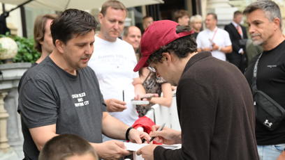 FOTO: Jesse Eisenberg udělal radost dalším lovcům autogramů.