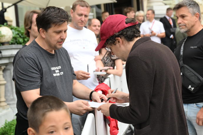 FOTO: Jesse Eisenberg udělal radost dalším lovcům autogramů. – stránka 350