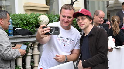 FOTO: Hollywoodský herec ochotně pózoval na selfíčka s každým, kdo si řekl.