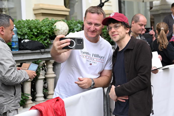 FOTO: Hollywoodský herec ochotně pózoval na selfíčka s každým, kdo si řekl. – stránka 504