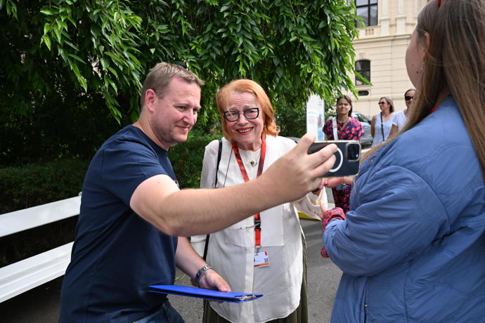 FOTO: Iva Janžurová neodmítla žádného fanouška. – stránka 810