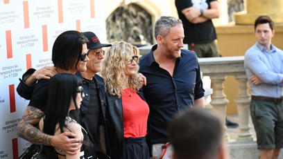 FOTO: Kevin Bacon s Kyrou Sedgwick a Travisem Baconem se svou přítelkyní.