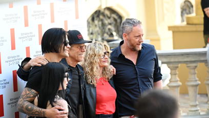 FOTO: Kevin Bacon s Kyrou Sedgwick a Travisem Baconem se svou přítelkyní.