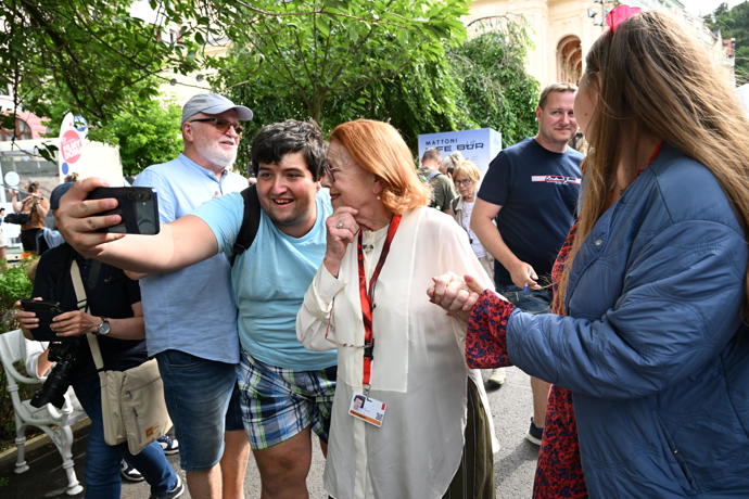 FOTO: Iva Janžurová neodmítla žádného fanouška. – stránka 808