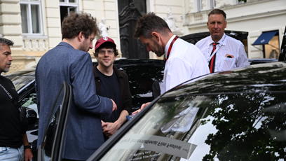 FOTO: Krátká debata s doprovodem před odjezdem na další festivalovou akci.
