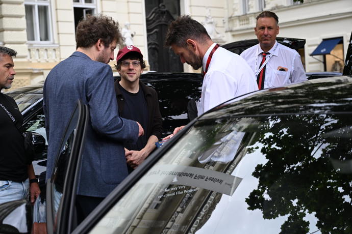 FOTO: Krátká debata s doprovodem před odjezdem na další festivalovou akci. – stránka 316
