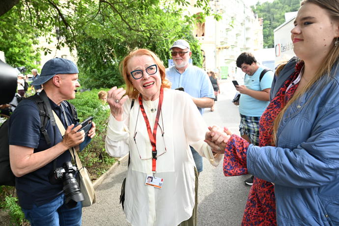 FOTO: Iva Janžurová ve Varech. – stránka 806