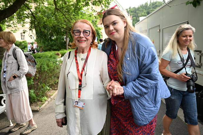 FOTO: Iva Janžurová byla v dobré náladě. – stránka 805