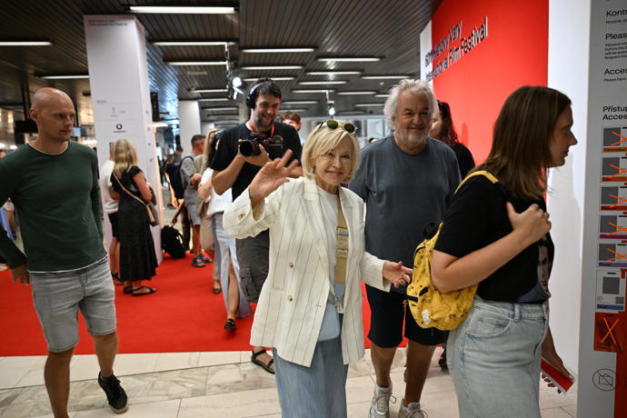 FOTO: Promítání filmu Absolvent si nenechala ujít Jana Švandová. – stránka 1001
