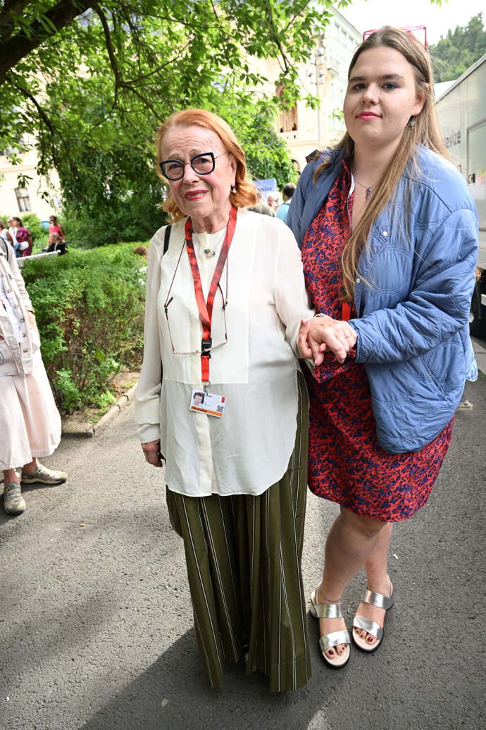 FOTO: Herečka Iva Janžurová. – stránka 804
