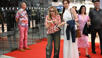 FOTO: Kateřina Žbirková vyrazila na film s kamarádkou.