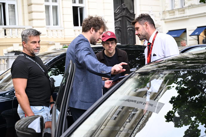 FOTO: Herec s organizátory ladil logistiku přímo na ulici. – stránka 314