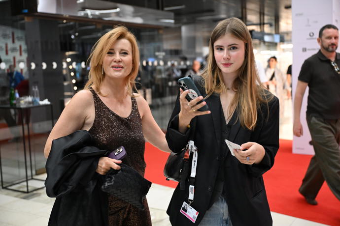 FOTO: Promítání filmu Absolvent si nenechaly ujít ani Jitka Schneiderová s dcerou Sofií Annou. – stránka 996