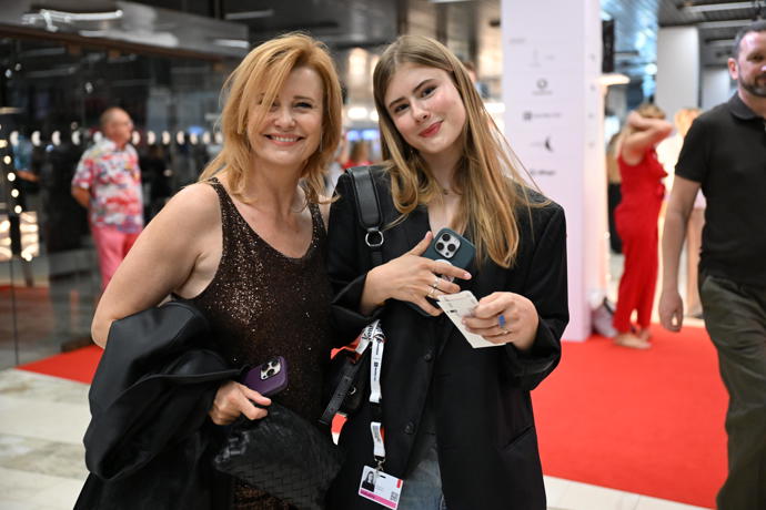 FOTO: Jitka Schneiderová si dcerou Sofií Annou udělaly dámskou jízdu. – stránka 995