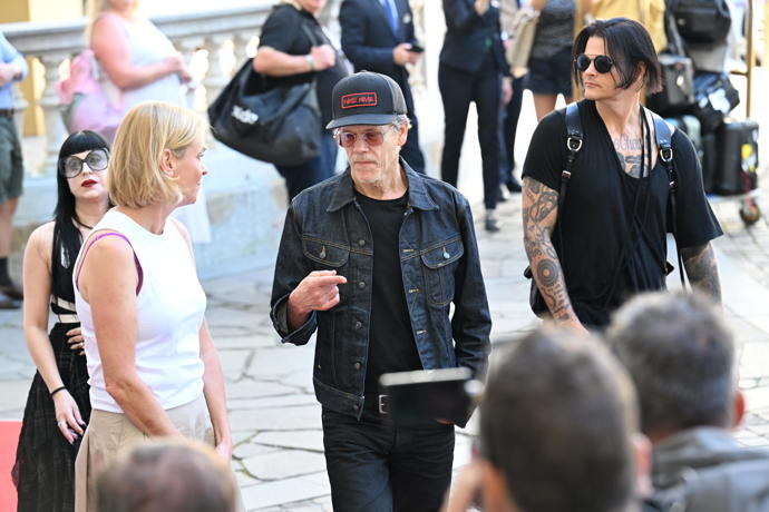 FOTO: Kevin Bacon přijel v kšiltovce, která odkazuje na jeho nový film. – stránka 9