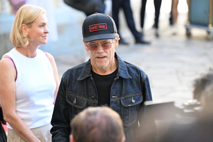 FOTO: Kevin Bacon přijel v kšiltovce, která odkazuje na jeho nový film. – stránka 20