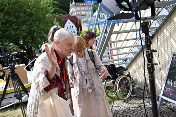 FOTO: Herečka Zuzana Bydžovská ve Varech. – stránka 2