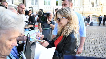FOTO: Kyra Sedgwick rozdala několik podpisů.