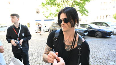 FOTO: Travis Bacon se ochotně podepisoval.