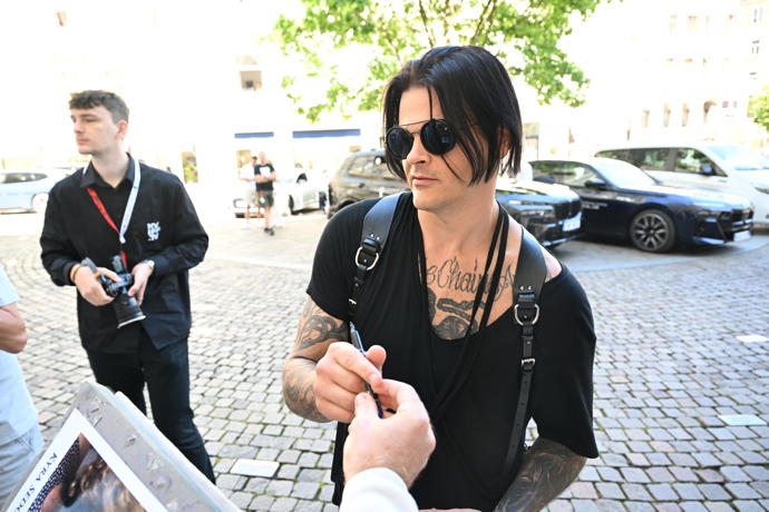 FOTO: Travis Bacon se ochotně podepisoval. – stránka 8