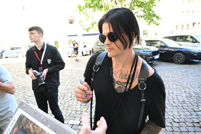 FOTO: Travis Bacon přijel s rodiči. – stránka 7