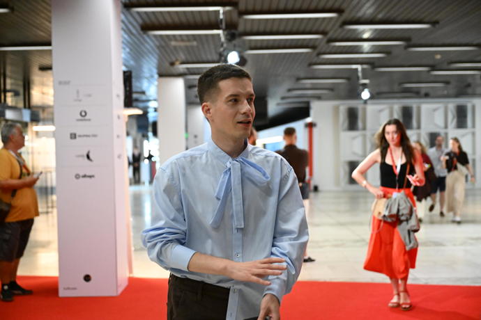 FOTO: Daniel Krejčík zašel na Absolventa. – stránka 991