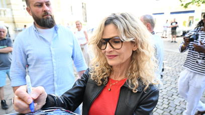 FOTO: Kyra Sedgwick se ochotně podepisovala.