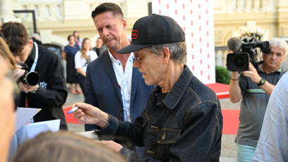 FOTO: Kevin Bacon rozdával jeden podpis za druhým.