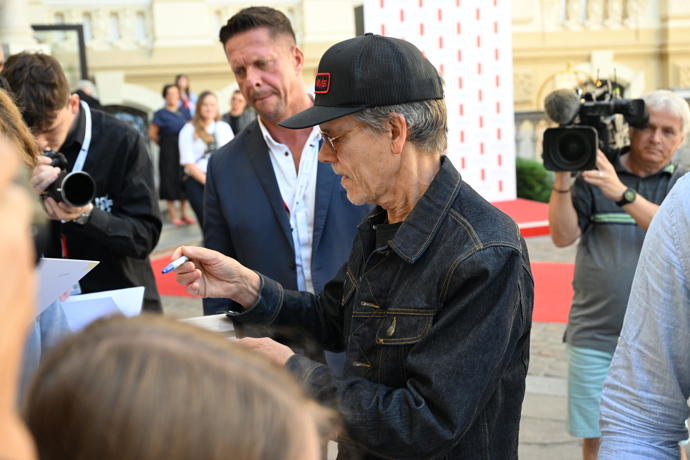 FOTO: Kevin Bacon rozdával jeden podpis za druhým. – stránka 19