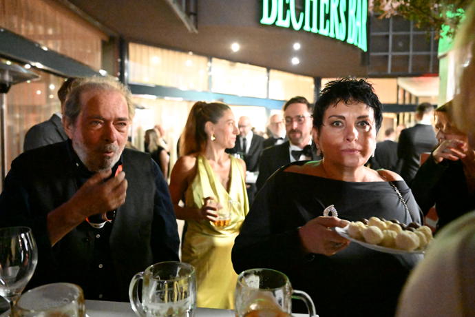 FOTO: Na party se pořádně hodovalo. – stránka 4