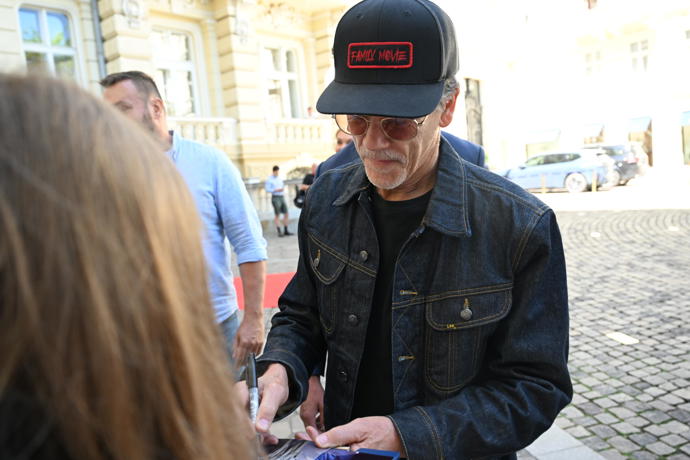 FOTO: Kevin Bacon rozdával jeden podpis za druhým. – stránka 16