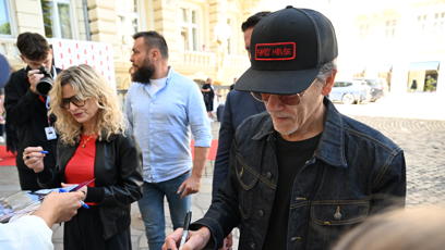 FOTO: Kevin Bacon rozdával jeden podpis za druhým.