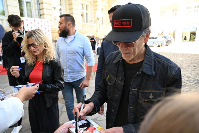 FOTO: Kevin Bacon rozdával jeden podpis za druhým. – stránka 15