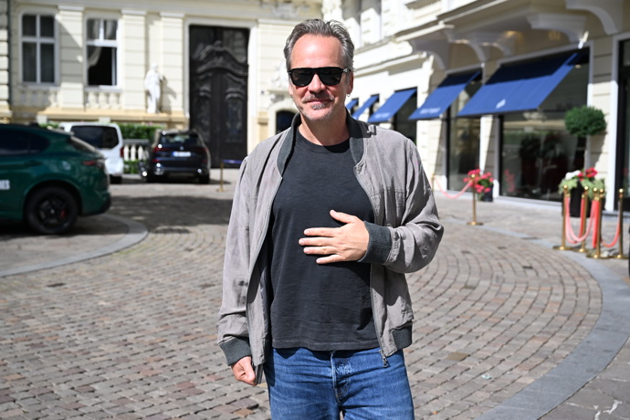 FOTO: Herec Peter Sarsgaard ve Varech. – stránka 260
