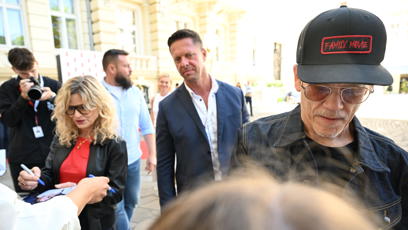 FOTO: Kevin Bacon rozdával jeden podpis za druhým.